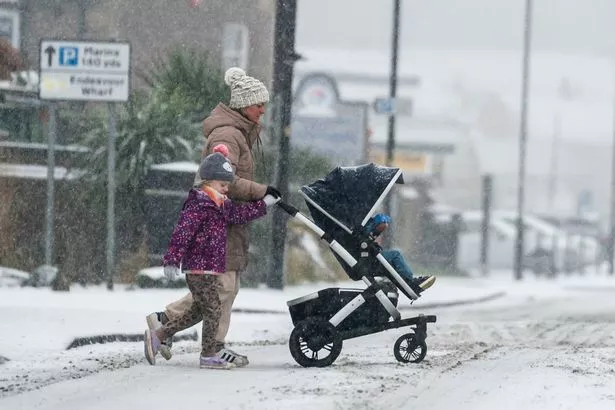 英国气象局证实，随着气温骤降至零下2摄氏度，预计会有降雪