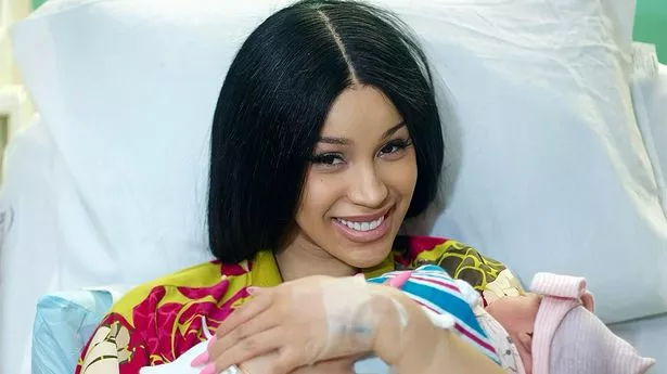 Cardi B在向粉丝介绍“最漂亮的小东西”时，与前任Offset生下了第三个孩子