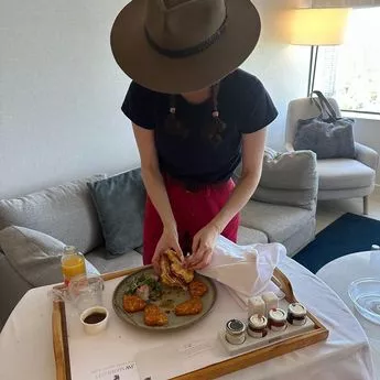 莫拉·希金斯分享了防弹少年团在《我是名人》中的照片,感谢粉丝们的支持