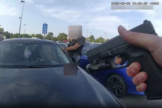 21岁的怀孕妈妈在自己的车里被枪杀,警察指控她谋杀
