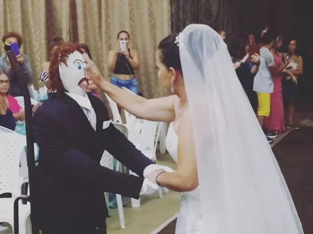 与布娃娃结婚的女子宣布怀“第四个孩子”