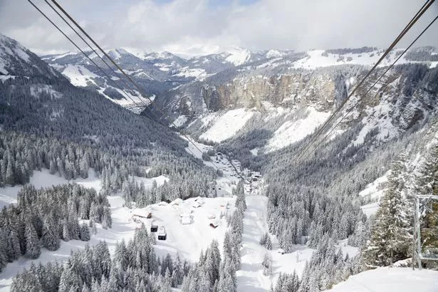 英国父亲在“世界上最难”的斜坡上滑雪时,从100米处摔死